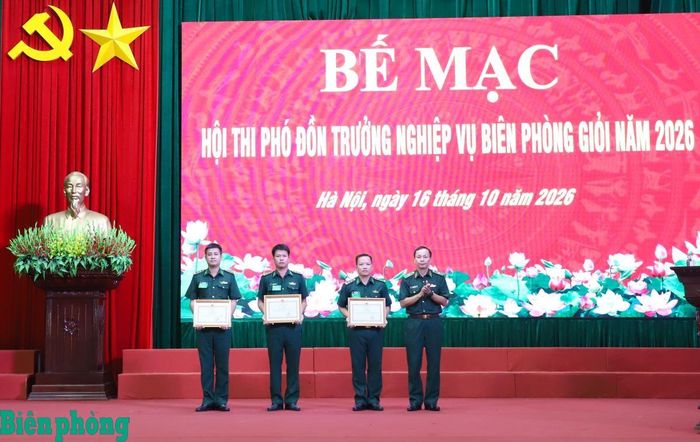 Thiếu tướng Hoàng Hữu Chiến trao Bằng khen của Bộ Tư lệnh Bộ đội Biên phòng cho các cá nhân đoạt giải Nhất, Nhì, Ba. Ảnh: Ngọc Lâm