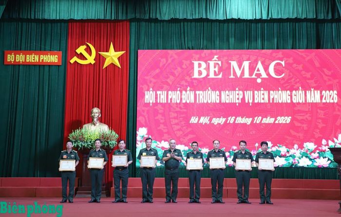 Đại tá Nguyễn Văn Khanh, Phó Tham mưu trưởng Bộ đội Biên phòng, Phó Trưởng Ban Tổ chức hội thi trao Bằng khen của Bộ Tư lệnh Bộ đội Biên phòng cho các tập thể, cá nhân có thành tích tốt trong phục vụ hội thi. Ảnh: Ngọc Lâm