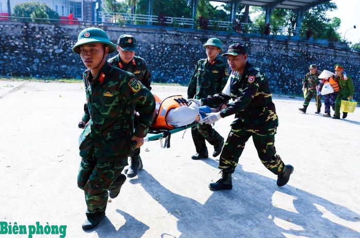 Cán bộ, chiến sĩ Quân đội ba nước Việt Nam, Lào, Campuchia thực hành phối hợp vận chuyển người bị nạn từ vùng ngập lụt đến trạm quân y dã chiến. Ảnh: Hoàng Vũ