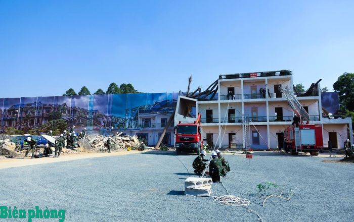 Lực lượng cứu hộ thực hành sử dụng xe thang và dây cứu nạn để tiếp cận, giải cứu người mắc kẹt trong tình huống sập đổ công trình. Ảnh: Thư Trung
