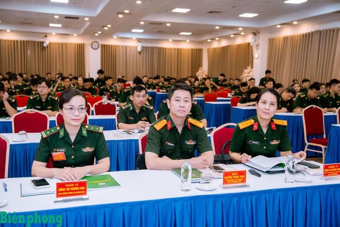 Các giảng viên Cục Tài chính, Bộ Quốc phòng và Học viện Hậu cần đã lựa chọn phương pháp truyền đạt phù hợp, tập trung làm rõ những nội dung cốt lõi, quy định mới, đặc thù công tác tài chính trong Bộ đội Biên phòng và những vấn đề mà các cơ quan, đơn vị quan tâm. Ảnh: Phương Nga