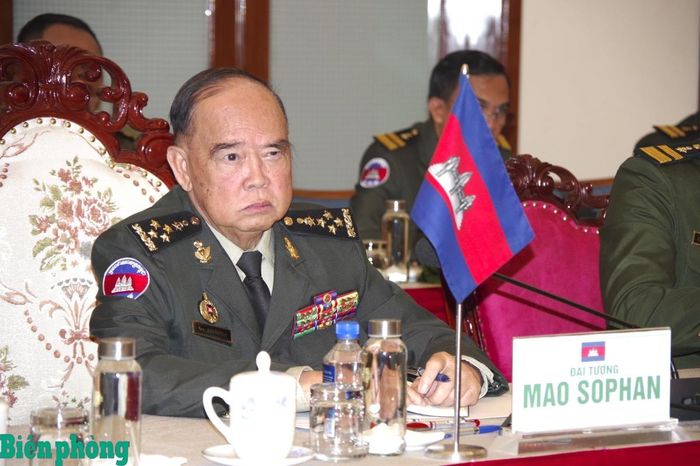 Đại tướng Mao Sophan phát biểu tại hội đàm. Ảnh: Lê Khoa