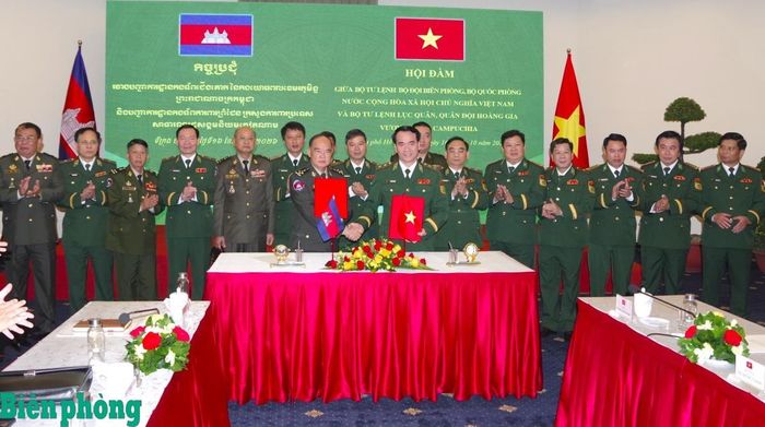 Trung tướng Vũ Trung Kiên và Đại tướng Mao Sophan ký kết Biên bản ghi nhớ nội dung hội đàm. Ảnh: Lê Khoa