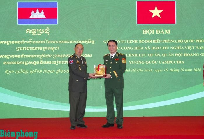 Trung tướng Vũ Trung Kiên tặng quà lưu niệm cho Đại tướng Mao Sophan. Ảnh: Lê Khoa