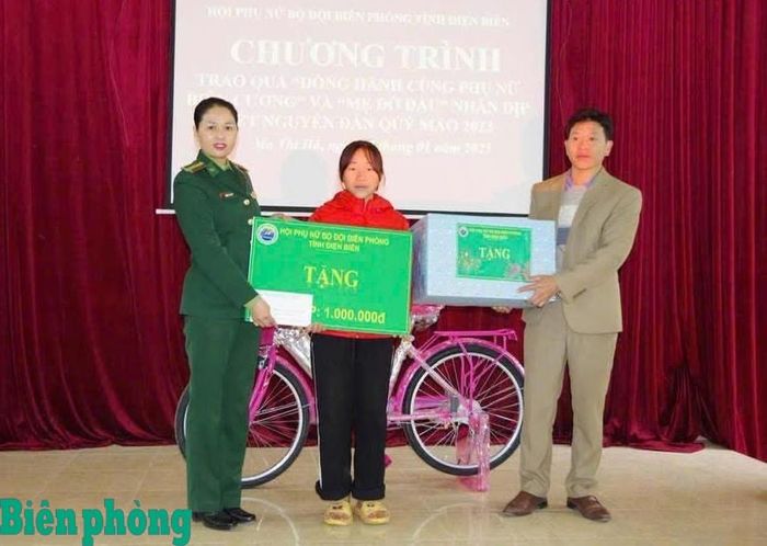 Năm 2023, Đại uý Nguyễn Thị Ngọc Hà (nay là Trung tá) tặng quà cho cháu Sùng Thị Khoa trong Chương trình "Mẹ đỡ đầu". Ảnh: Hà Nguyễn