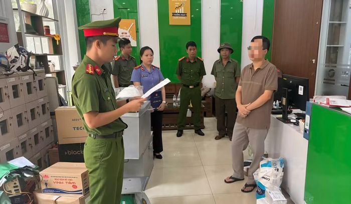 Lực lượng chức năng thi hành lệnh khám xét tại Công ty Cổ phần Tập đoàn FEC - Ảnh: Công an TP Bắc Ninh.