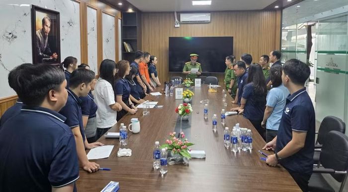 Lực lượng chức năng thi hành lệnh khám xét tại Công ty TNHH Công nghệ Môi trường Đất Việt - Ảnh: Công an TP Bắc Ninh.