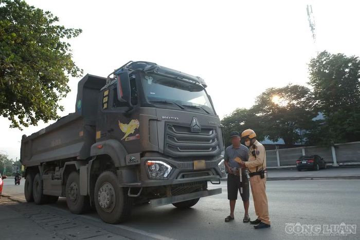 CSGT kiểm tra giấy tờ của lái xe.