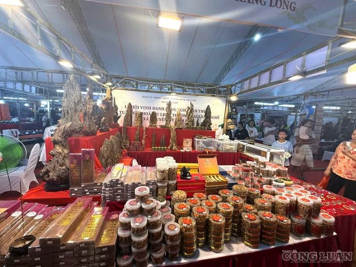 Các gian hàng trưng bày đồ thủ công thu hút đông đảo người tham quan, mua bán