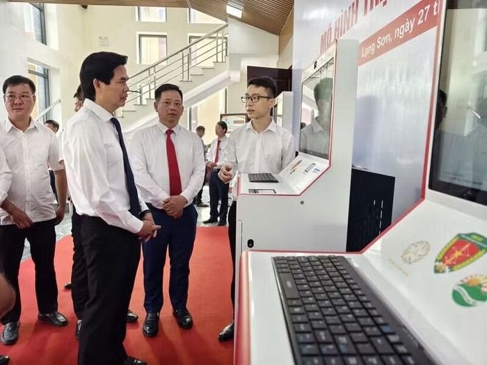 Các đại biểu tham quan mô hình “trạm công dân số“ - Ảnh: Trung tâm Công nghệ số, Sở KHCN Lạng Sơn