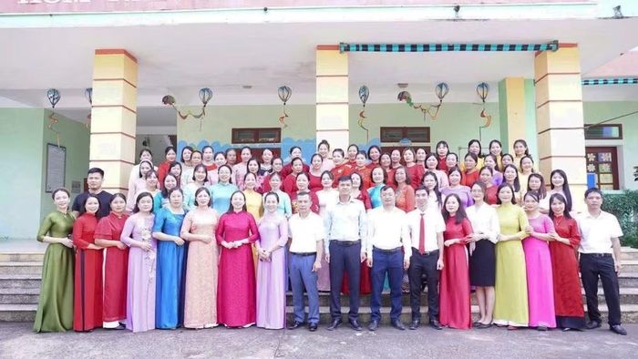 Lãnh đạo xã Hóa Quỳ chụp ảnh lưu niệm cùng tập thể cán bộ, giáo viên và nhân viên Trường Mầm non Hóa Quỳ.
