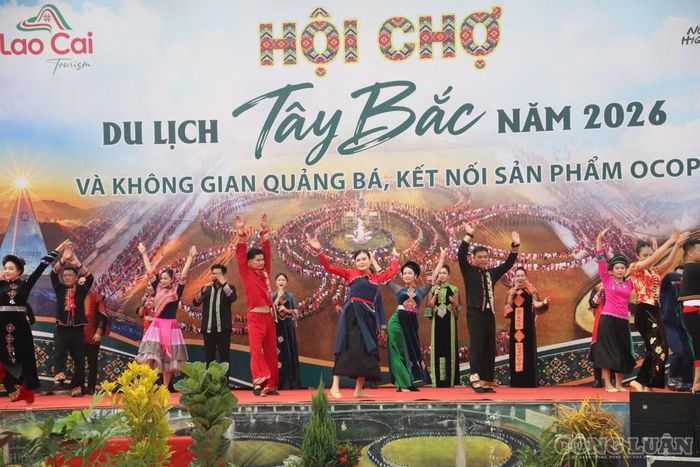 Tiết mục biểu diễn văn nghệ trong buổi khai mạc.