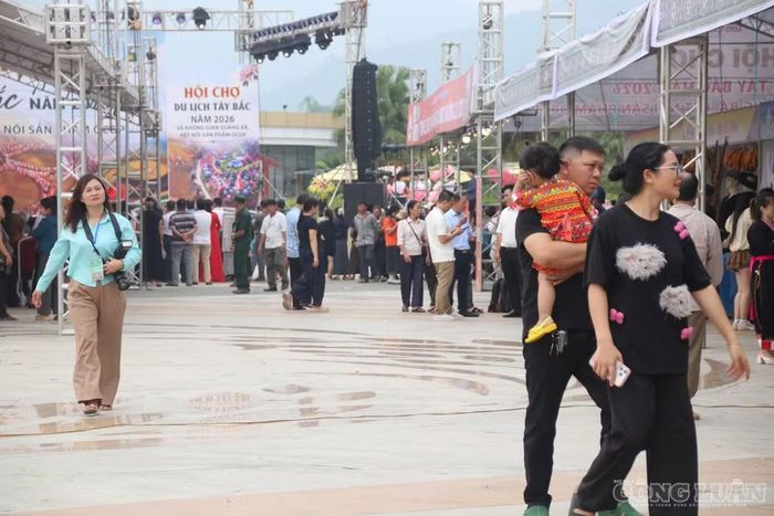 Đông đảo người dân có mặt tại hội chợ để thăm quan, mua sắm