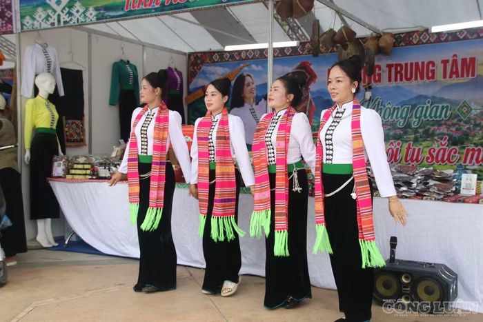 Những làn điệu dân ca được trình diễn ngay tại các gian hàng, góp phần quảng bá bản sắc văn hóa Tây Bắc tới người dân và du khách.