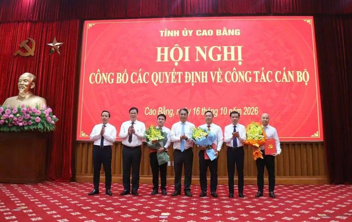 Thường trực Tỉnh ủy Cao Bằng tặng hoa chúc mừng các cán bộ được Ban Thường vụ Tỉnh ủy phân công, điều động, luân chuyển và giao nhiệm vụ mới.