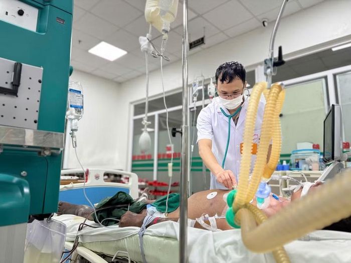 Khi nhập Khoa Cấp cứu, người bệnh trong tình trạng nguy kịch, lú lẫn, kích thích, da nổi vân tím toàn thân, mạch nhanh, huyết áp khó đo. Các xét nghiệm cho thấy tình trạng tổn thương đa cơ quan nghiêm trọng: suy thận cấp, tổn thương gan và rối loạn đông máu. Ảnh: BVCC