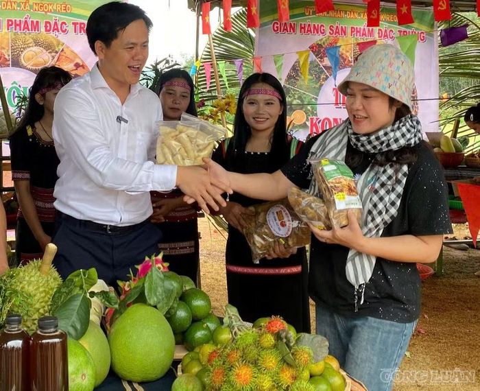 Lãnh đạo xã trực tiếp bán hàng online giúp bà con vùng khó