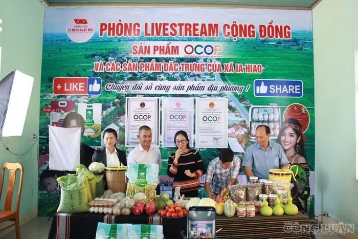 Lãnh đạo xã Ia Hiao trực tiếp lên sóng bán hàng nông sản cho bà con