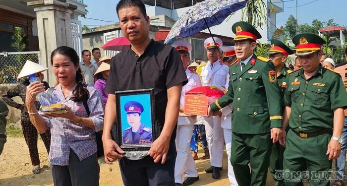 Nghi thức đón hài cốt liệt sĩ trở về địa phương được diễn ra trang trọng - Ảnh: Phùng Thọ.