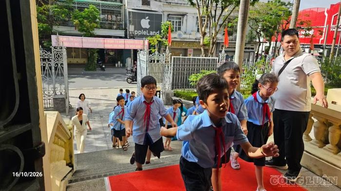 Các đoàn học sinh các trường vẫn nô nức đến thăm quan tìm hiểu những tư liệu quý về cuộc đời và sự nghiệp của Chủ tịch Hồ Chí Minh, ôn lại lịch sử hào hùng của dân tộc .