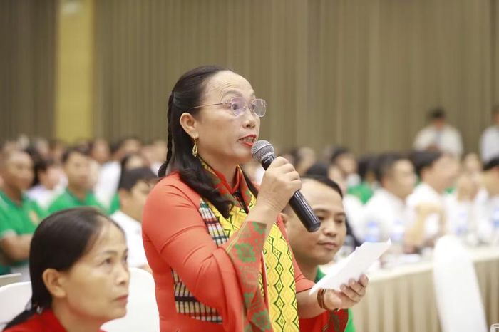 Bà Lê Thị Hương, Giám đốc HTX Nhân Lý (xã Xuân Lãng, tỉnh Phú Thọ), đặt câu hỏi về công tác quản lý dữ liệu dân cư khu vực nông thôn. Ảnh: BTC