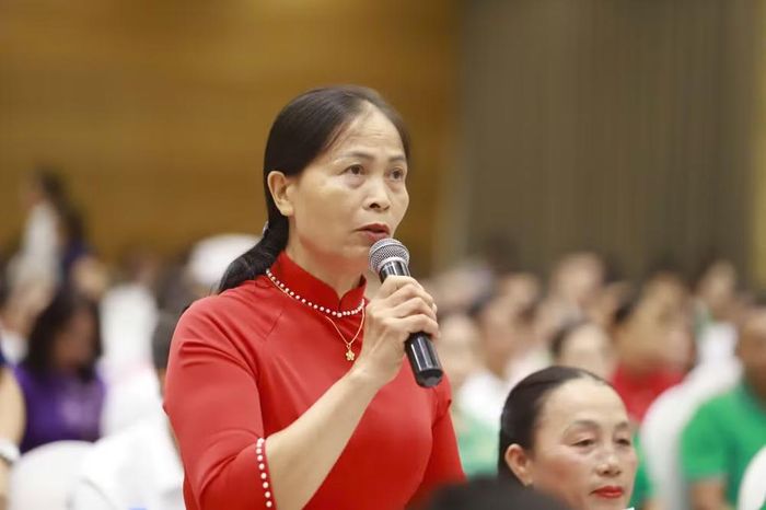 Bà Nguyễn Thị Tới, Trưởng ban Công tác Mặt trận tổ dân phố Ngọc Sơn (phường Tân An, TP Bắc Ninh), đặt câu hỏi tại diễn đàn. Ảnh: BTC