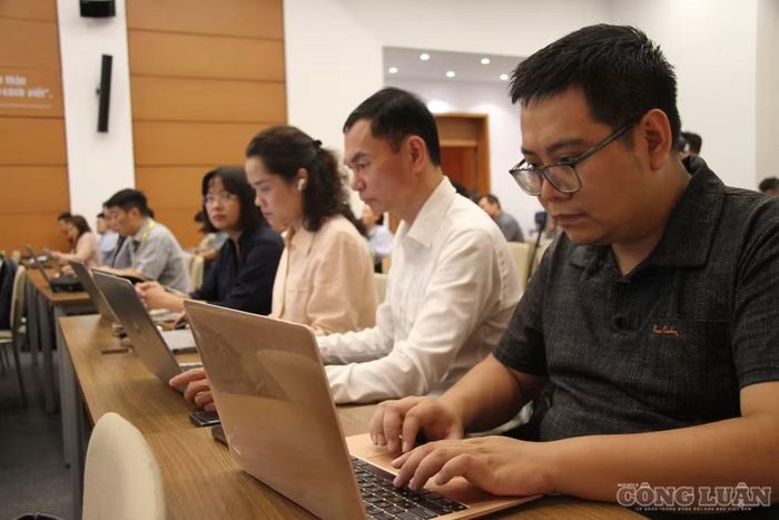 Các phóng viên tham dự họp báo.
