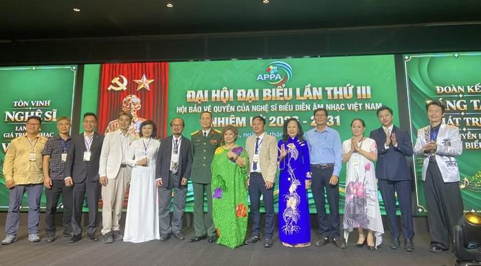 Ra mắt Ban Chấp hành nhiệm kỳ mới. Ảnh: Diệu Linh