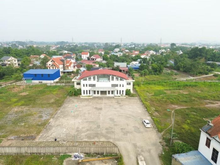 Người dân sinh sống gần bến xe cho biết: "Công trình đã xây xong nhiều năm nhưng chưa thấy hoạt động, người dân tận dụng một số vị trí để trồng rau". Ảnh: Nguyễn Mạnh.