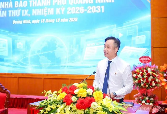 Nhà báo Vũ Mạnh Cường, Trưởng phòng Thời sự, Báo và Phát thanh Truyền hình Quảng Ninh, trình bày tham luận tại Đại hội. Ảnh: Sơn Hải.