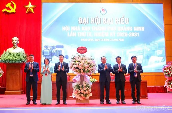 Bí thư Thành ủy Quảng Ninh Quản Minh Cường tặng hoa chúc mừng thành công của Đại hội. Ảnh: Sơn Hải.