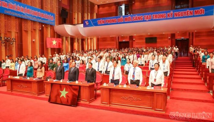 Toàn thể đại biểu dự Đại hội thực hiện nghi thức chào cờ tại lễ khai mạc. Ảnh: Sơn Hải.