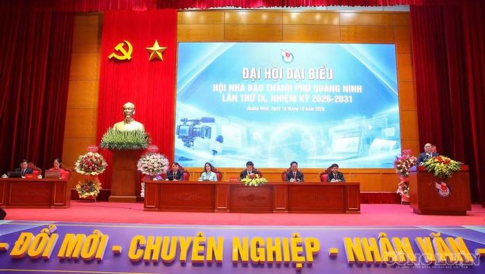 Đoàn Chủ tịch điều hành phiên làm việc của Đại hội. Ảnh: Sơn Hải.