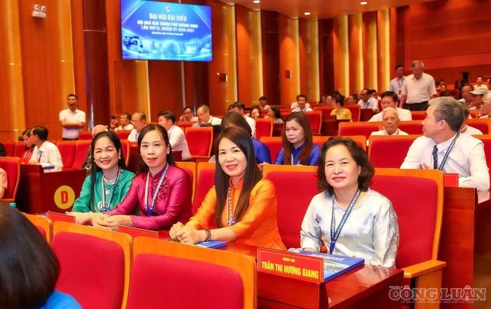 Nhiều nữ đại biểu Trung ương Hội Nhà báo Việt Nam và thành phố Quảng Ninh tham dự Đại hội. Ảnh: Sơn Hải.