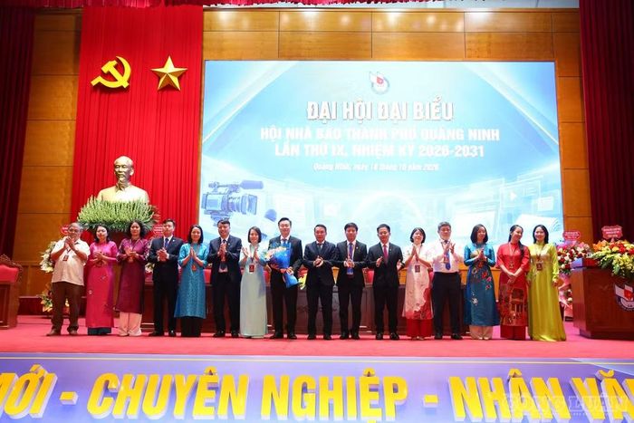 Ban Chấp hành Hội Nhà báo thành phố Quảng Ninh khóa IX, nhiệm kỳ 2026 - 2031 ra mắt và nhận hoa chúc mừng tại Đại hội. Ảnh: Sơn Hải.