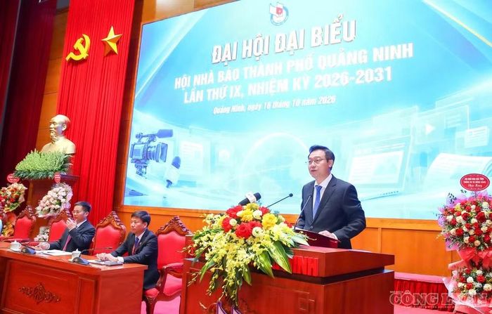 Nhà báo Nguyễn Thế Lãm, Giám đốc Báo và Phát thanh Truyền hình Quảng Ninh, trình bày báo cáo tại Đại hội. Ảnh Sơn Hải.