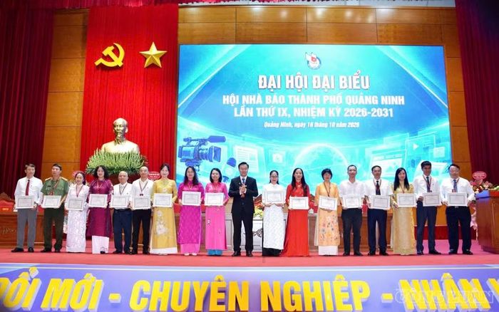 Lãnh đạo Hội Nhà báo thành phố trao giấy khen, phần thưởng cho các tập thể, cá nhân có thành tích xuất sắc tại Đại hội. Ảnh: Nguyễn Quân.