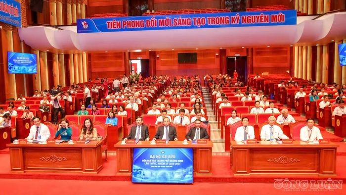Các đại biểu chăm chú theo dõi diễn biến và biểu quyết tại Đại hội. Ảnh: Sơn Hải.