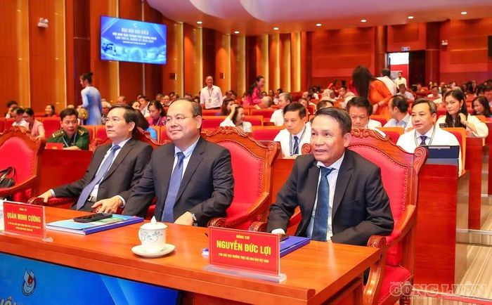 Các đại biểu là lãnh đạo Trung ương Hội Nhà báo Việt Nam và thành phố Quảng Ninh tham dự Đại hội. Ảnh: Sơn Hải.