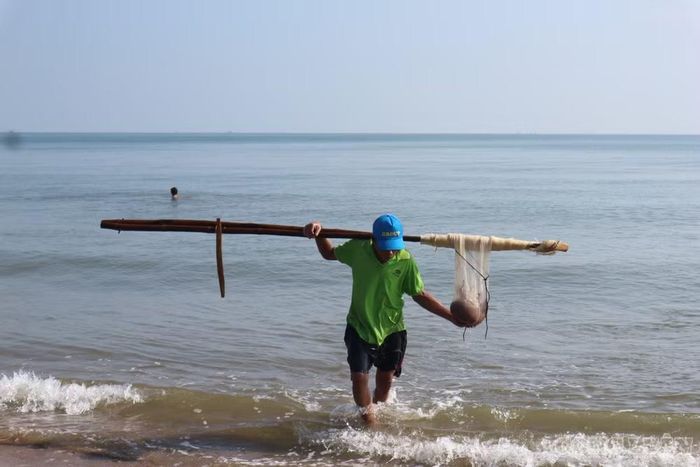 Với một số ngư dân, ruốc sau khi khai thác không chỉ để bán mà còn được họ mang về ăn hoặc chia sẻ cho người thân, hàng xóm như một phần quà của biển. Ảnh: Kim Long