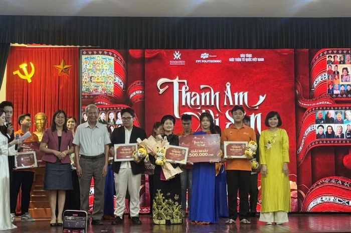  Lễ trao giải của cuộc thi “Thanh âm di sản”với ba giải thưởng lần lượt được trao cho ba đội thi. ﻿Ảnh: Thuỳ Trang 