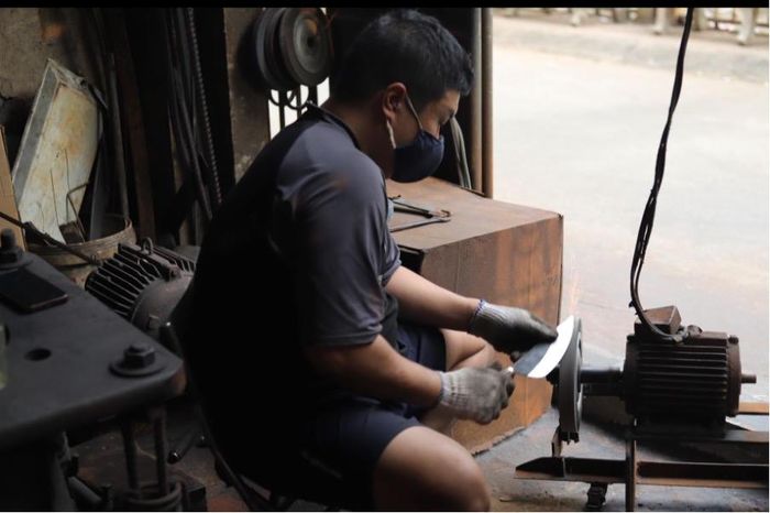 Anh Đinh Công Thanh nối nghiệp mẹ từ năm 15 tuổi, tiếp tục gìn giữ tinh hoa rèn thủ công Đa Sỹ. Ảnh: Thùy Dung.