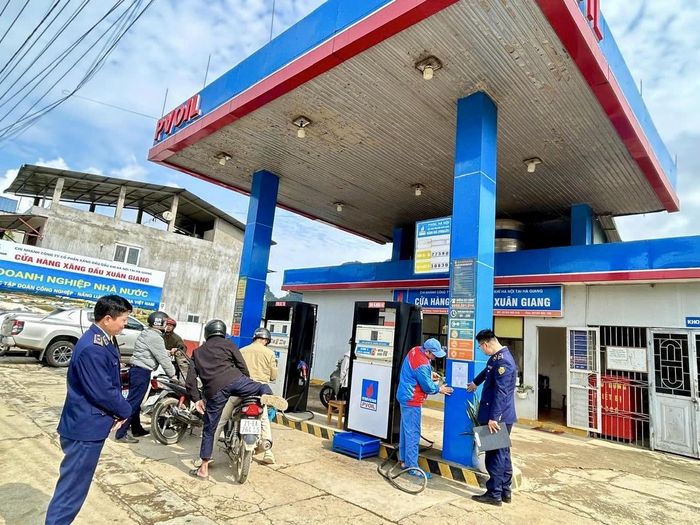 Cán bộ Chi Cục Quản lý thị trường tỉnh kiểm tra các đơn vị xăng dầu trên địa bàn. (Ảnh: QLTTTQ)