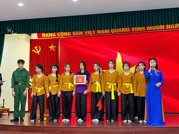 Phần thi giàu cảm xúc của đội "Lam hạ anh hùng". (Ảnh: PV)