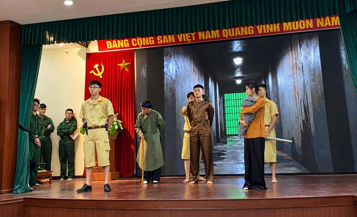 Tiết mục sân khấu hóa của đội "Nữ thép kiêu hùng". (Ảnh: PV)