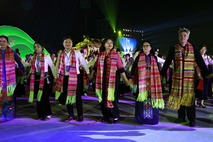 Các đại biểu và nhân dân hoà chung vòng xoè (Ảnh: Nguyễn Hải).