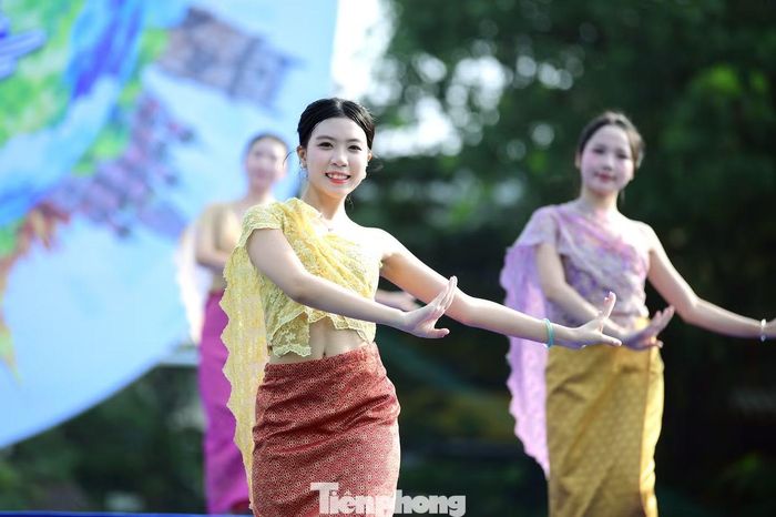 Điểm nhấn Ngày hội là hành trình khám phá thế giới thu nhỏ ngay tại Hà Nội. Hành trình được thiết kế qua 4 trạm trải nghiệm: Check-in - On Board - Transit - Landing.