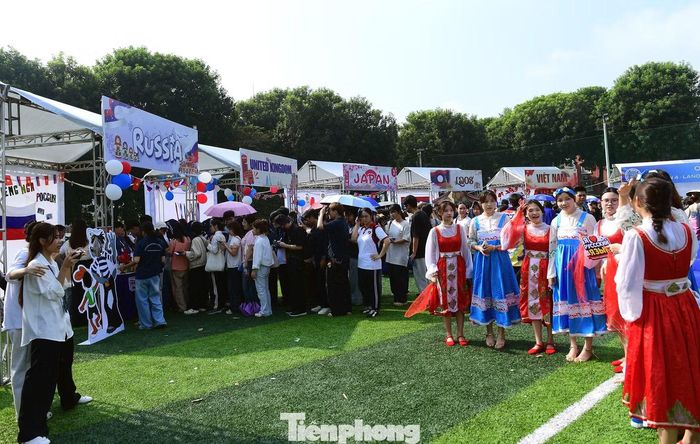 Ngày hội còn mang đến không gian thể thao và trò chơi dân gian với tinh thần “Thế giới không khoảng cách”. Nhiều trò chơi vận động như kéo co, cướp cờ… thu hút sự tham gia của các đội thi sinh viên Việt Nam và quốc tế, tạo nên không khí sôi nổi.