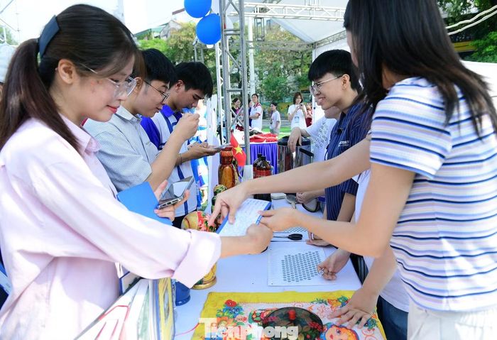 Hoàn thành hành trình với từ 10 sticker trở lên, người tham gia có cơ hội nhận quà lưu niệm, chụp ảnh tại photobooth và được Ban Tổ chức trao Giấy chứng nhận “Hội nhập tốt - Công dân Toàn cầu”