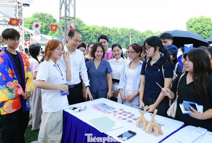 Đặc biệt, hoạt động “Connection Mission – Nhiệm vụ kết nối” được thiết kế xuyên suốt hành trình nhằm khuyến khích người trẻ chủ động bước ra khỏi vùng an toàn, tìm kiếm và làm quen với một người bạn mới, ưu tiên sự kết nối giữa sinh viên Việt Nam và sinh viên quốc tế.